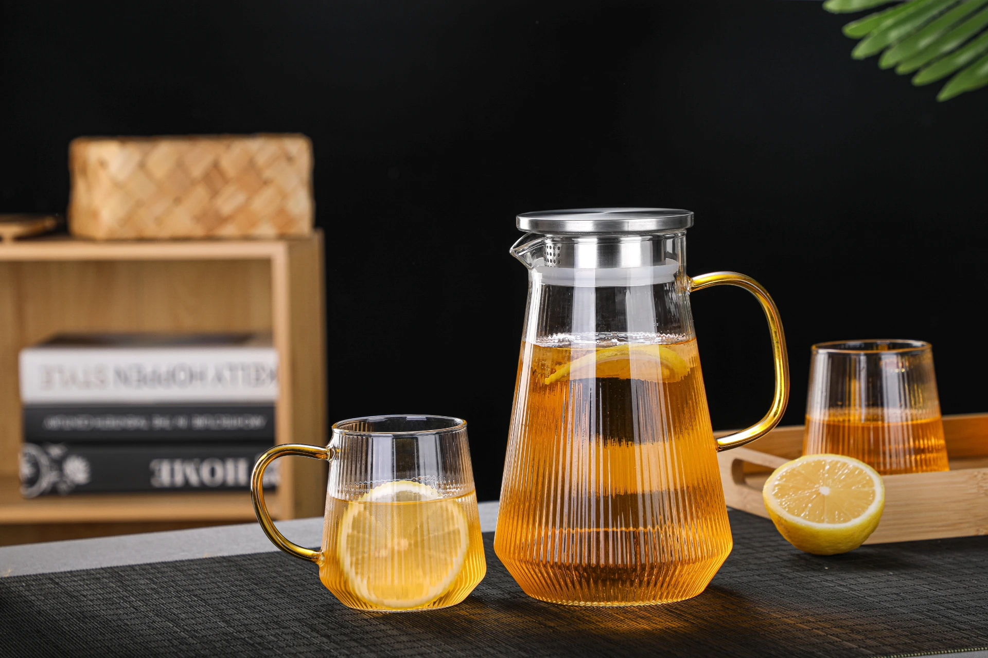 Large Capacity Vertical Striped High Borosilicate Glass Water Pitcher With Stainless Steel Lid