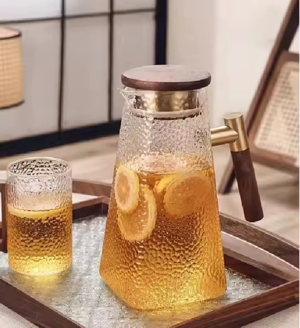 Large Capacity High Borosilicate Glass Pitcher With Wood Handle