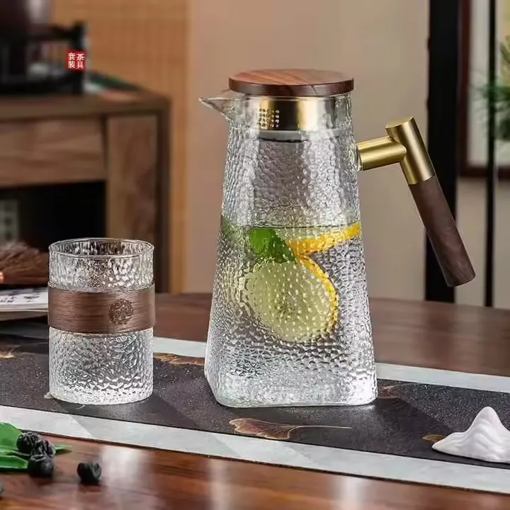 Large Capacity High Borosilicate Glass Pitcher With Wood Handle