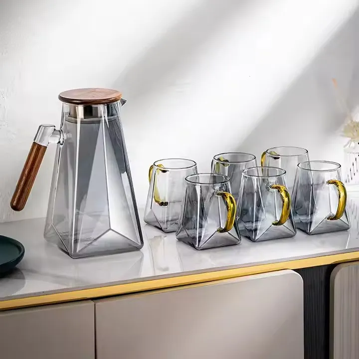Diamond-shaped High Borosilicate Glass Pitcher with Walnut Lid
