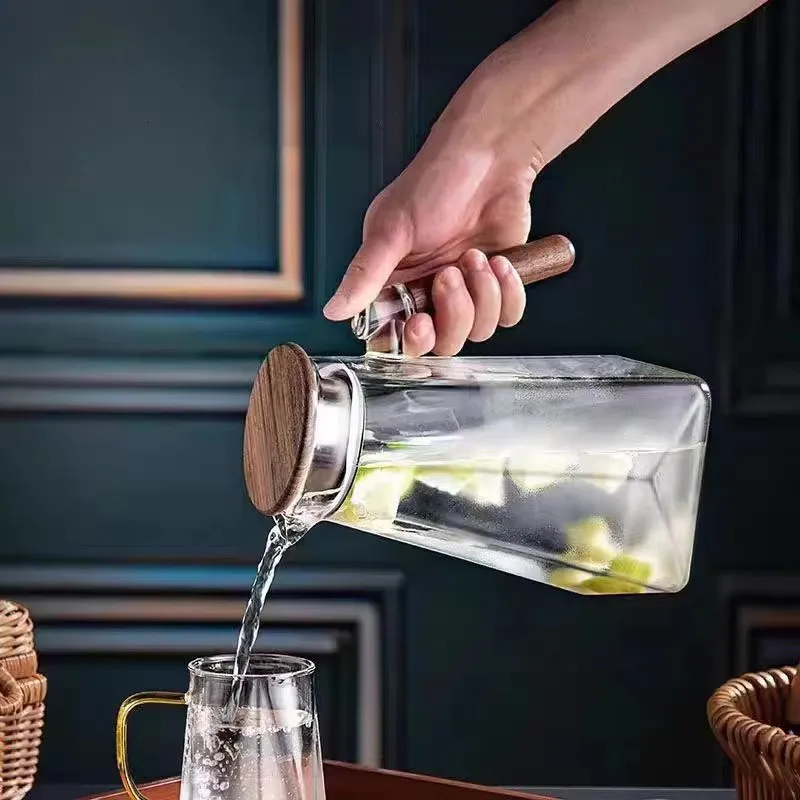 Diamond-shaped High Borosilicate Glass Pitcher with Walnut Lid
