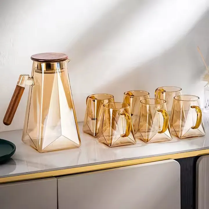 Diamond-shaped High Borosilicate Glass Pitcher with Walnut Lid